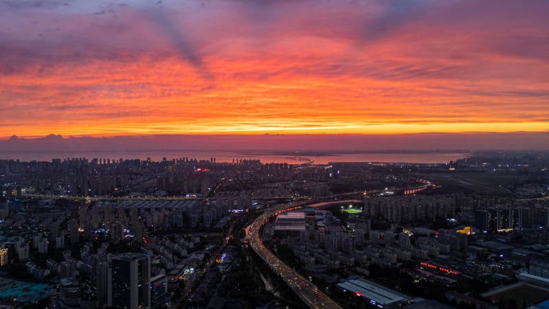 城市黄昏 霓虹初上图片