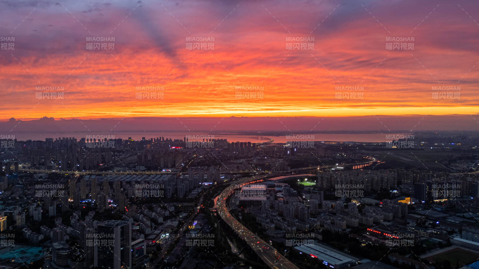 城市黄昏 霓虹初上图片