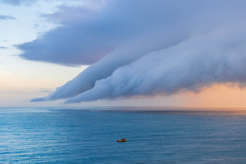 东山岛海上云瀑 孤舟静谧图片