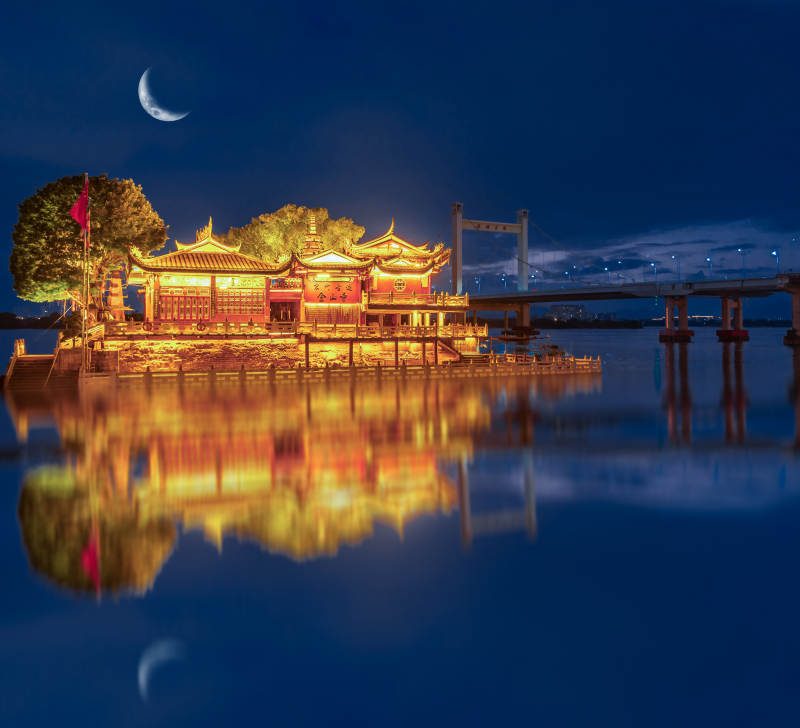 蓝调时刻的金山寺与洪塘大桥同框图片