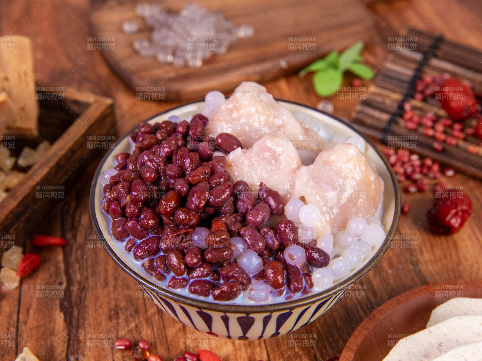 红豆芋圆甜品碗图片