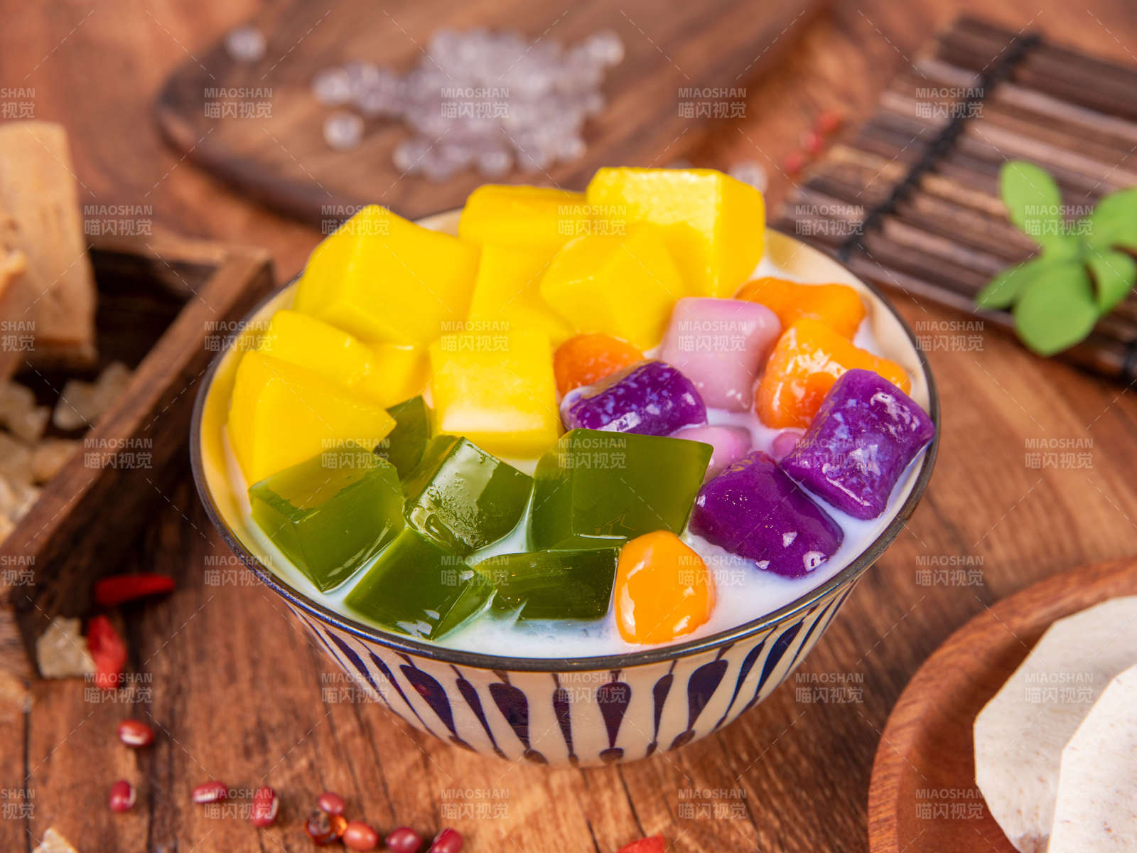 彩色芋圆椰奶甜品图片