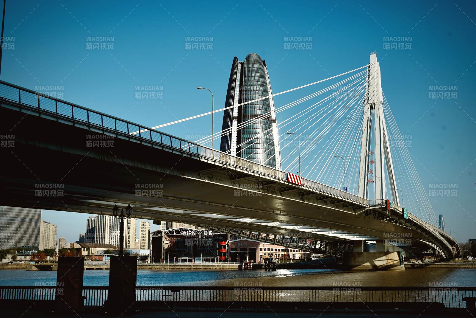 宁波甬江大桥将畔的玉米楼图片