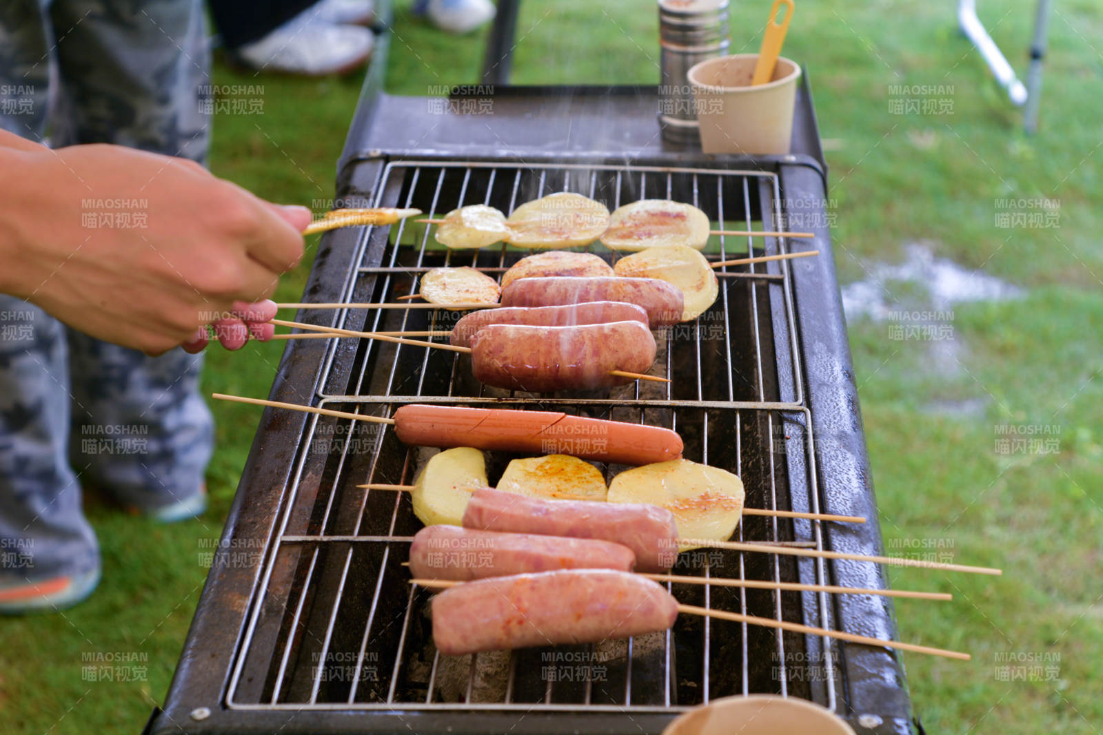户外烧烤 香肠与土豆串烤图片