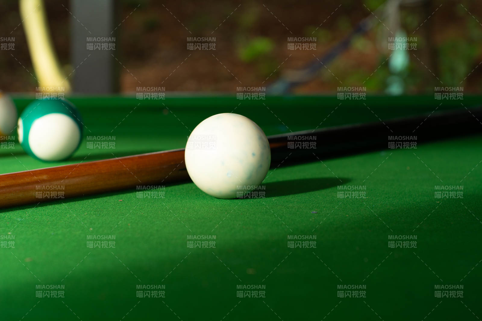 台球桌上的静谧时光图片