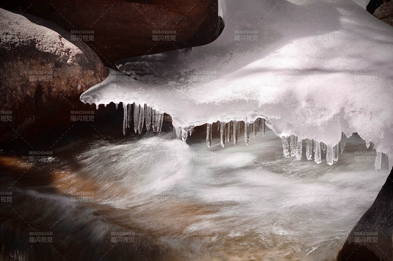 冬日溪流冰挂美景图片