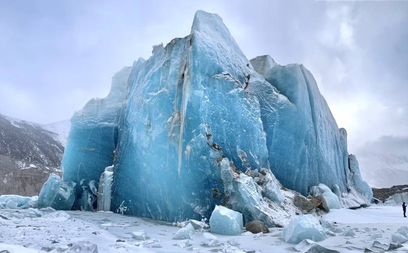 冰川奇观 蓝色冰山屹立——来古冰川图片