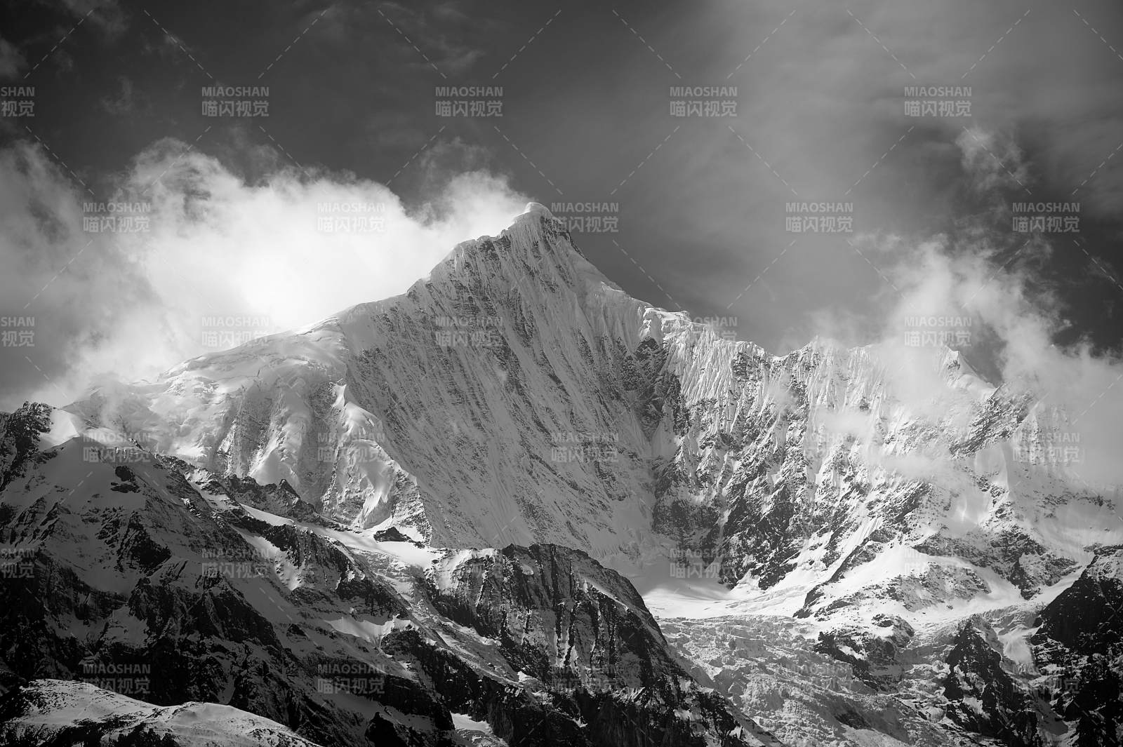 雪山之巅 云雾缭绕——梅里雪山太子峰图片