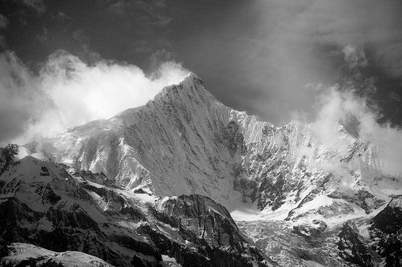 雪山之巅 云雾缭绕——梅里雪山太子峰图片