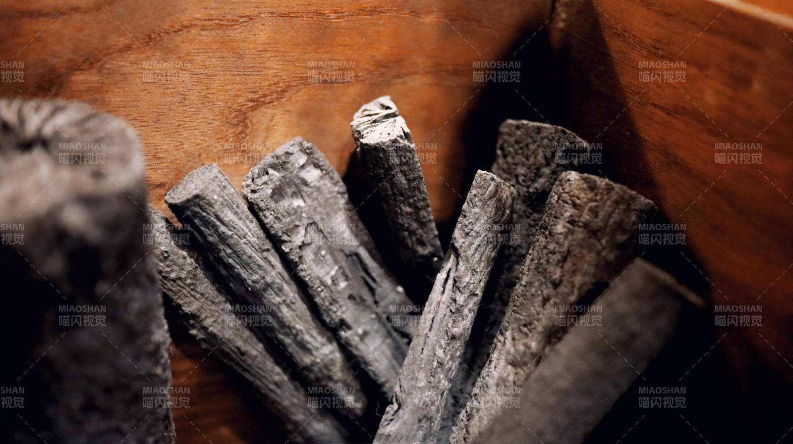 炭火烧烤的必备材料图片