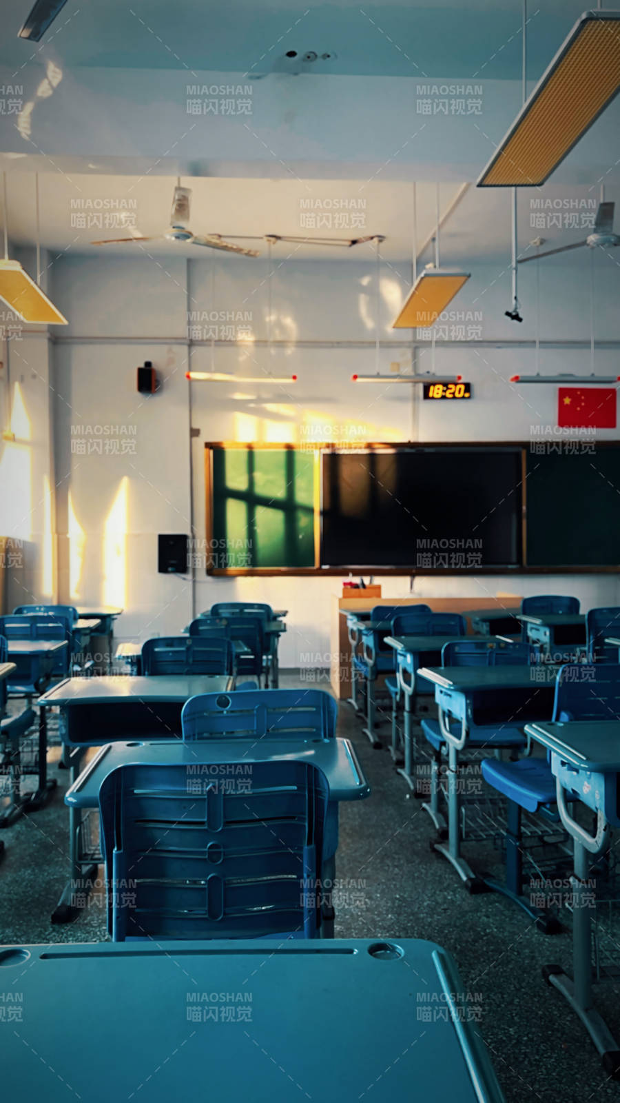 空旷教室 阳光洒落图片