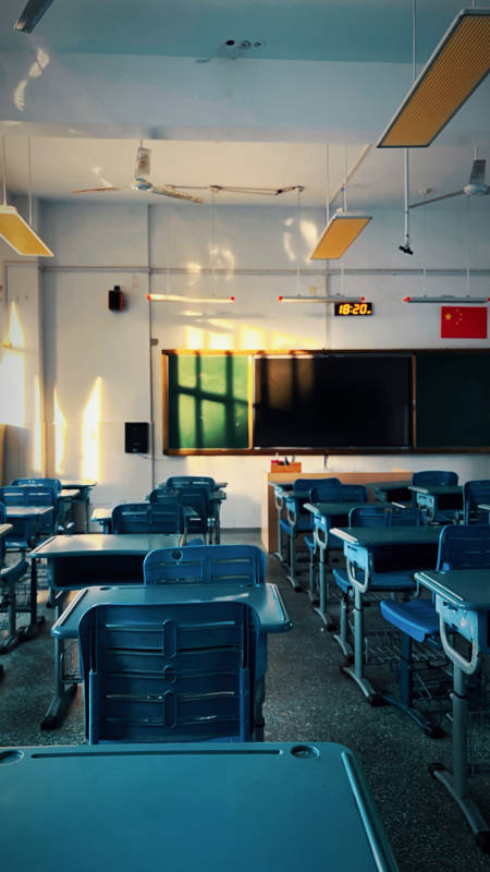 空旷教室 阳光洒落图片