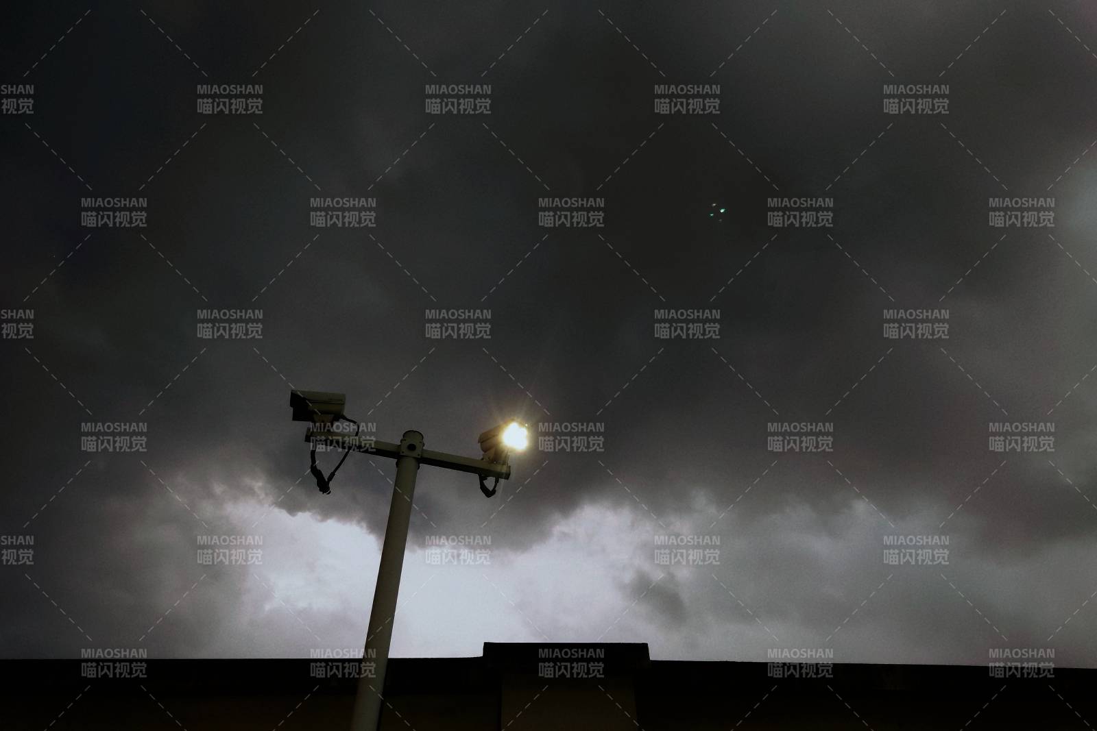 夜空下的路灯与云层图片