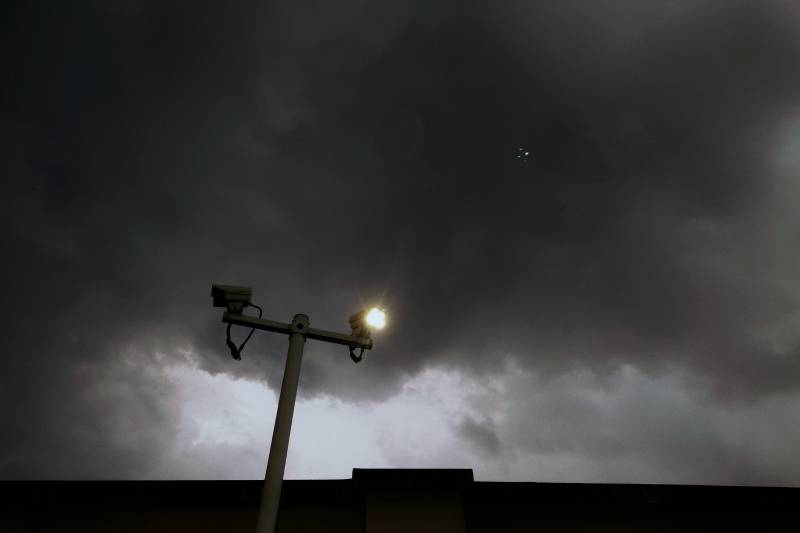 夜空下的路灯与云层图片