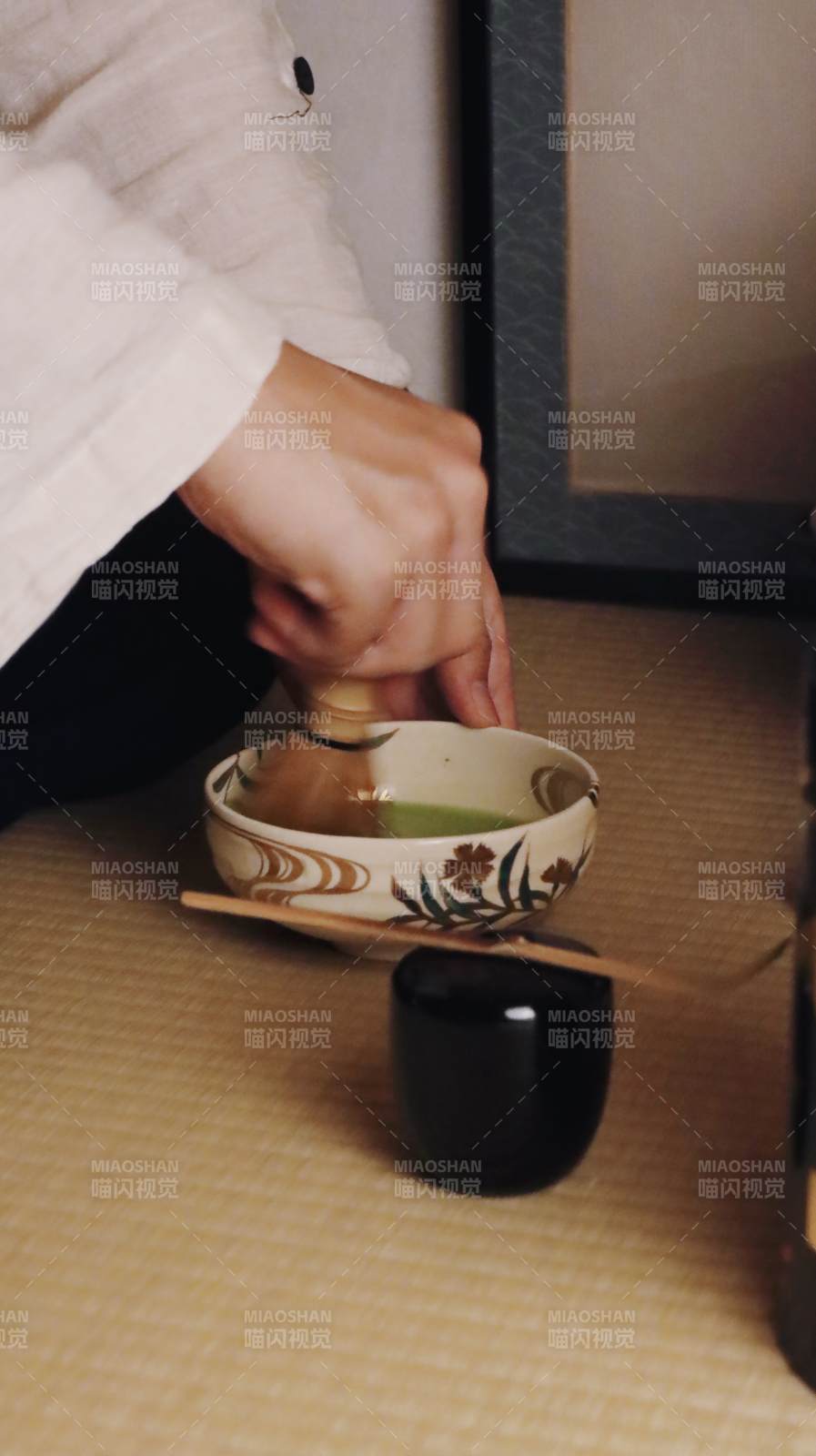 茶道 细腻的手工搅拌图片