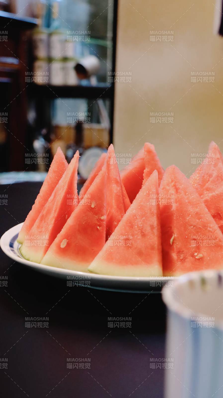 夏日清凉西瓜切片图片