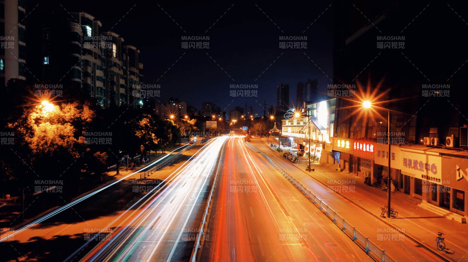 夜景城市街道光影流动图片