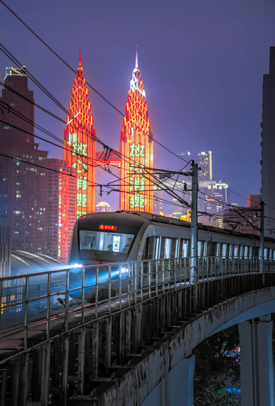 重庆夜景中轻轨列车图片