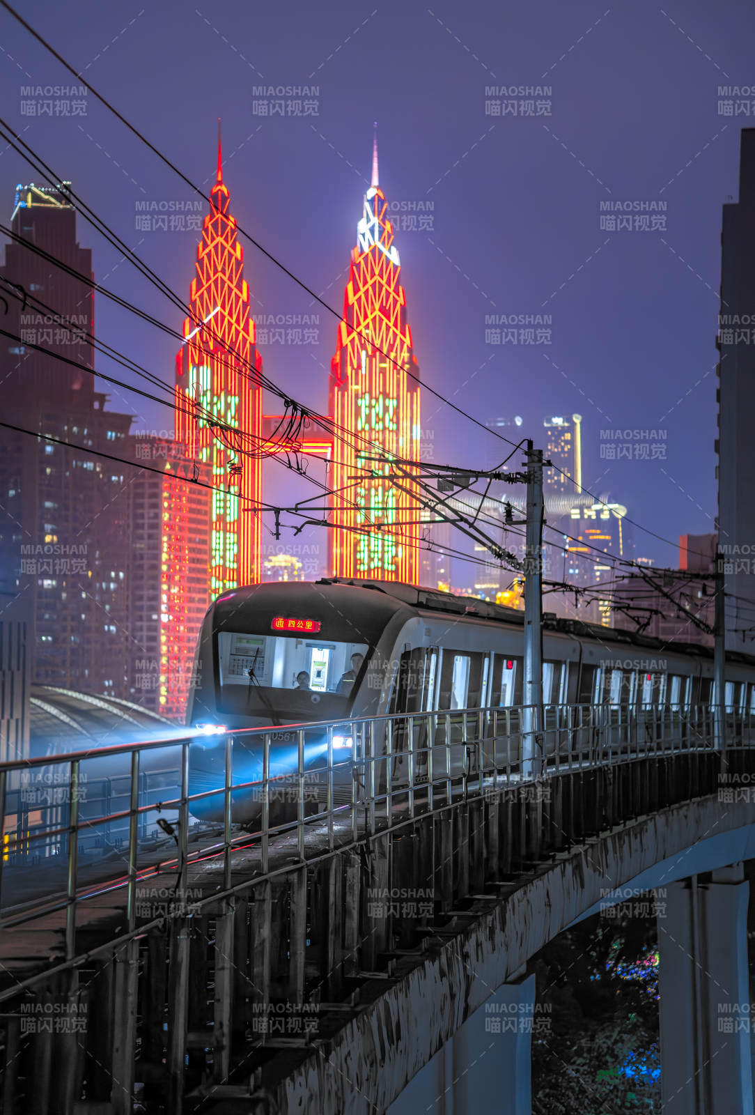 重庆夜景中轻轨列车图片