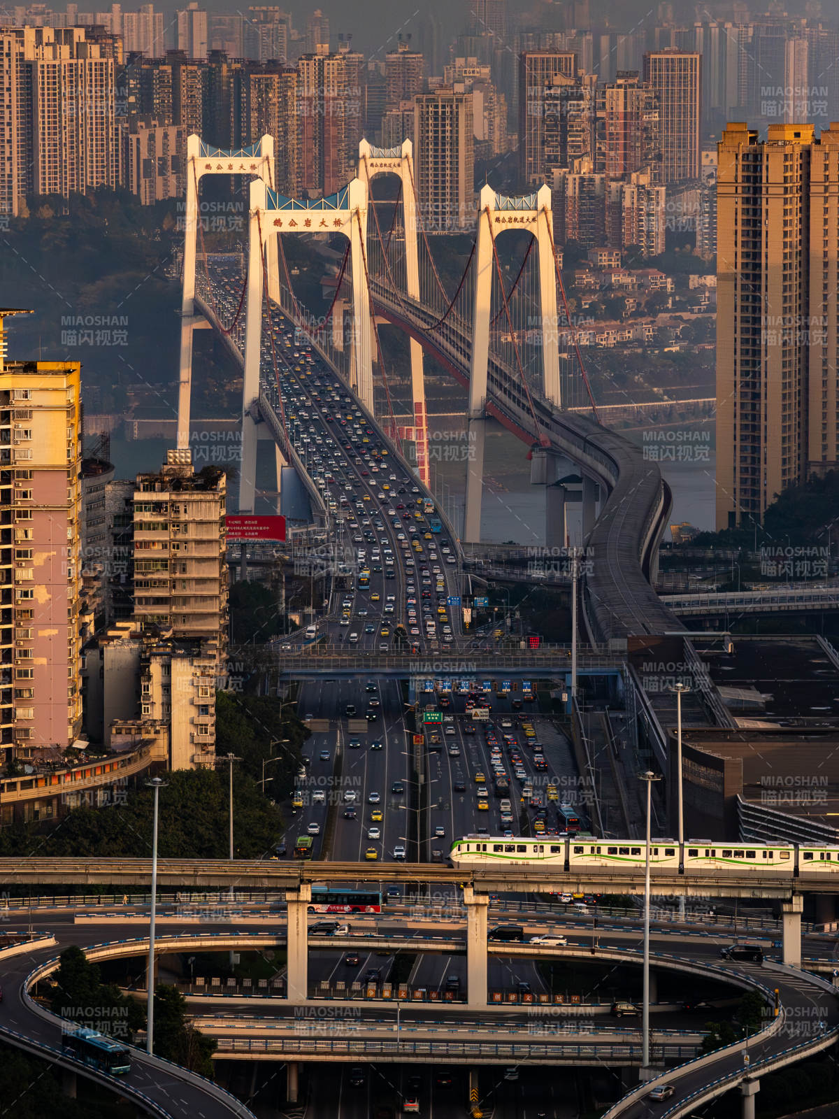 城市高架桥与繁忙交通-重庆鹅公岩大桥图片