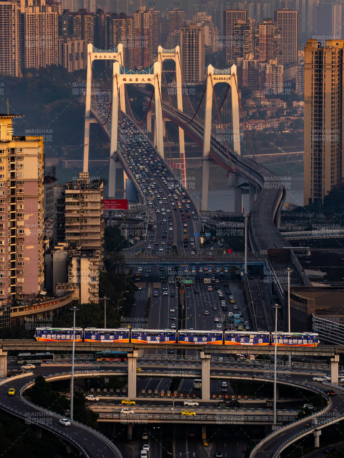 鹅公岩大桥城市立交桥与轻轨交汇图片