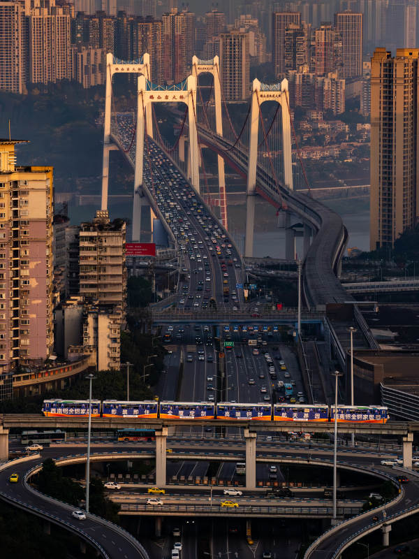 鹅公岩大桥城市立交桥与轻轨交汇图片