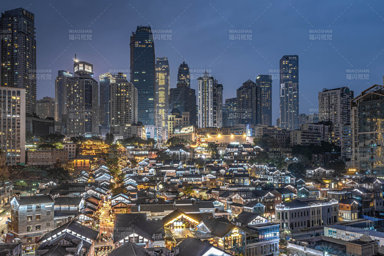 重庆十八梯夜幕下的城市灯火辉煌图片