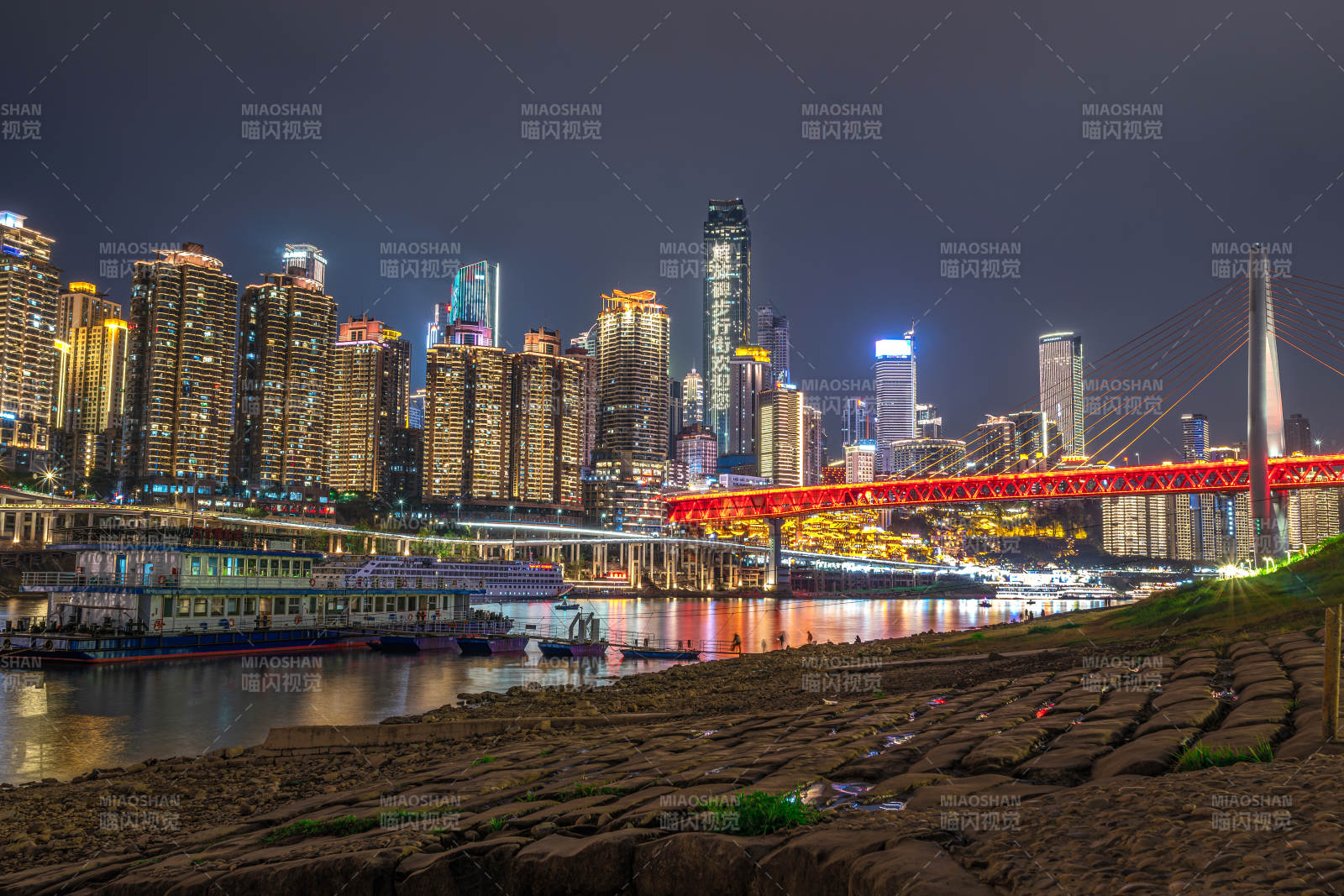重庆夜景下千厮门大桥图片