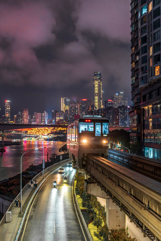 重庆夜景中的轻轨图片