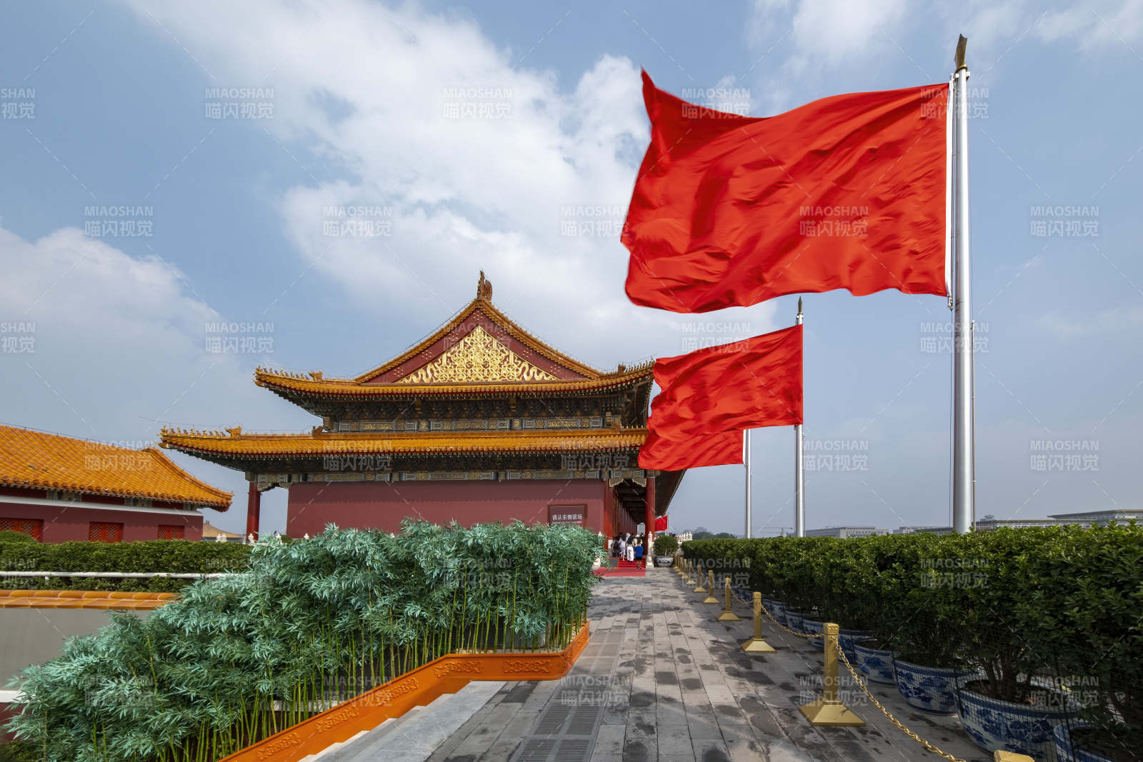 天安门红墙与红旗图片