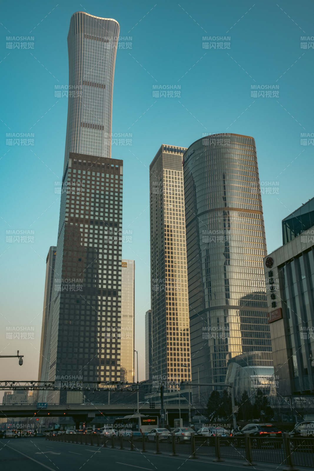 现代都市高楼群影-中国尊大厦图片