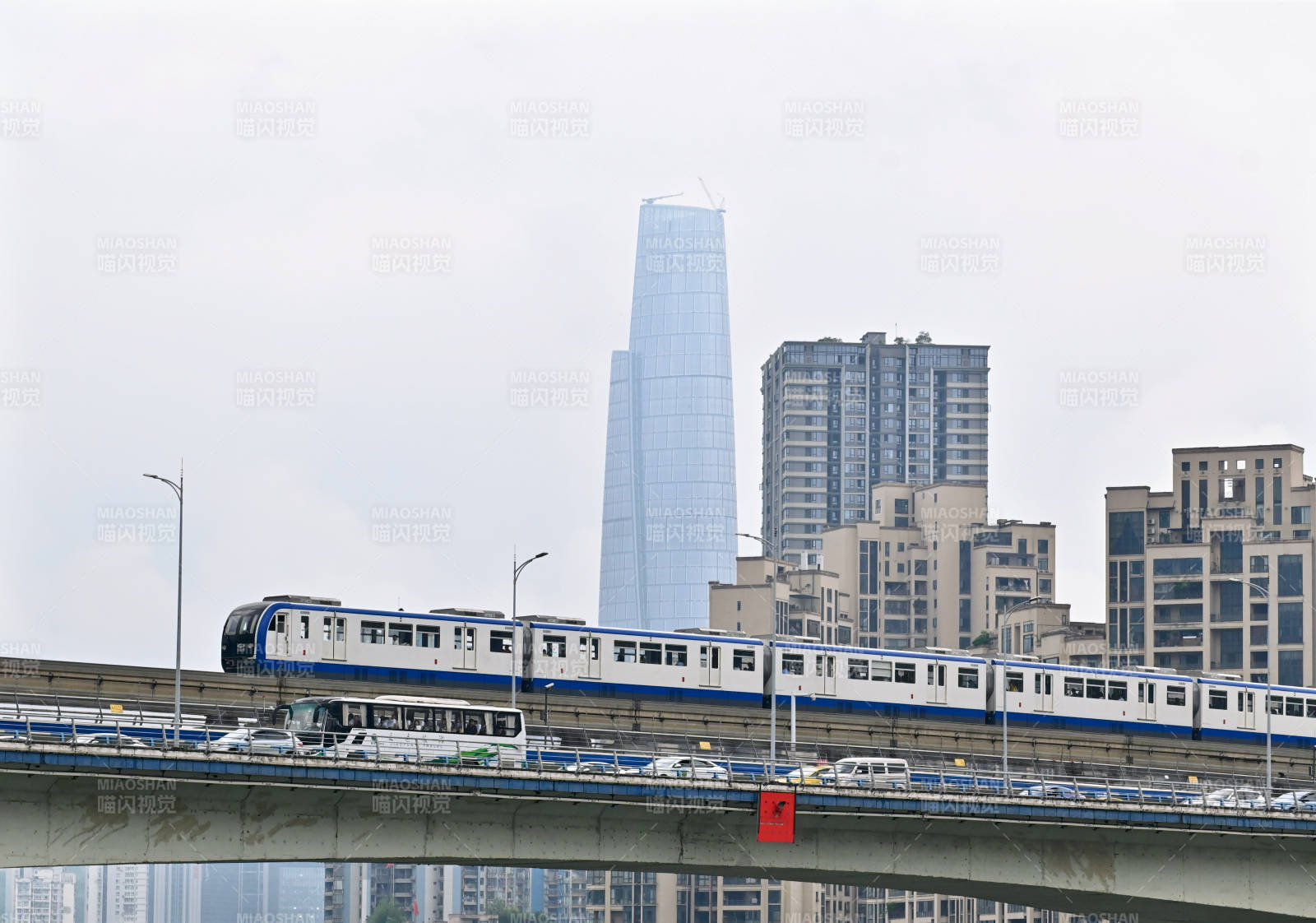 城市高架上的地铁列车图片