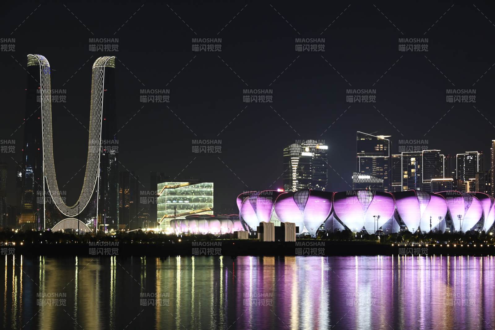 夜景中的城市灯光秀-杭州图片