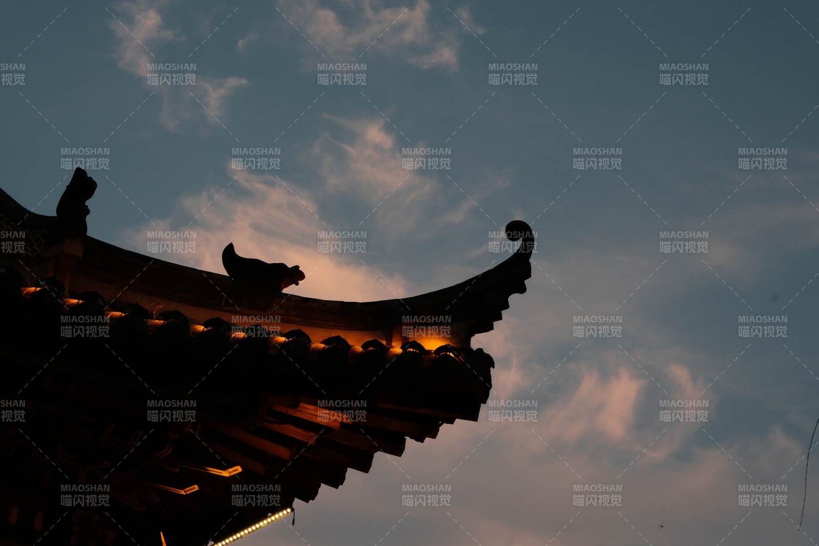 古建筑屋檐剪影夜景图片