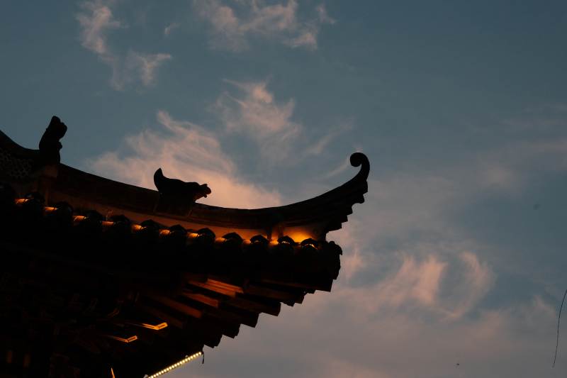 古建筑屋檐剪影夜景图片