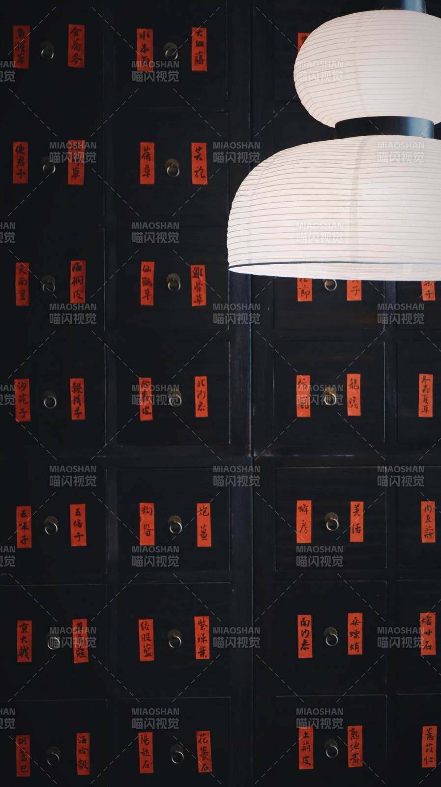 中式药柜与灯笼装饰图片