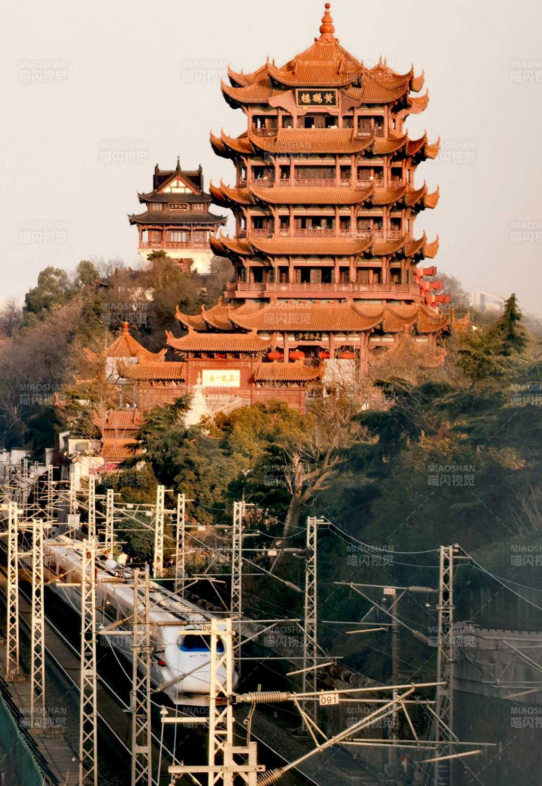 武汉黄鹤楼与现代铁路交汇图片