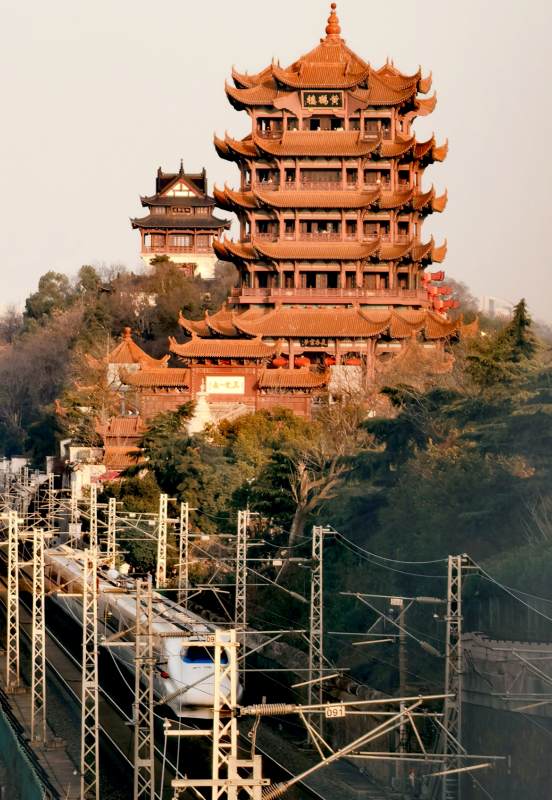 武汉黄鹤楼与现代铁路交汇图片