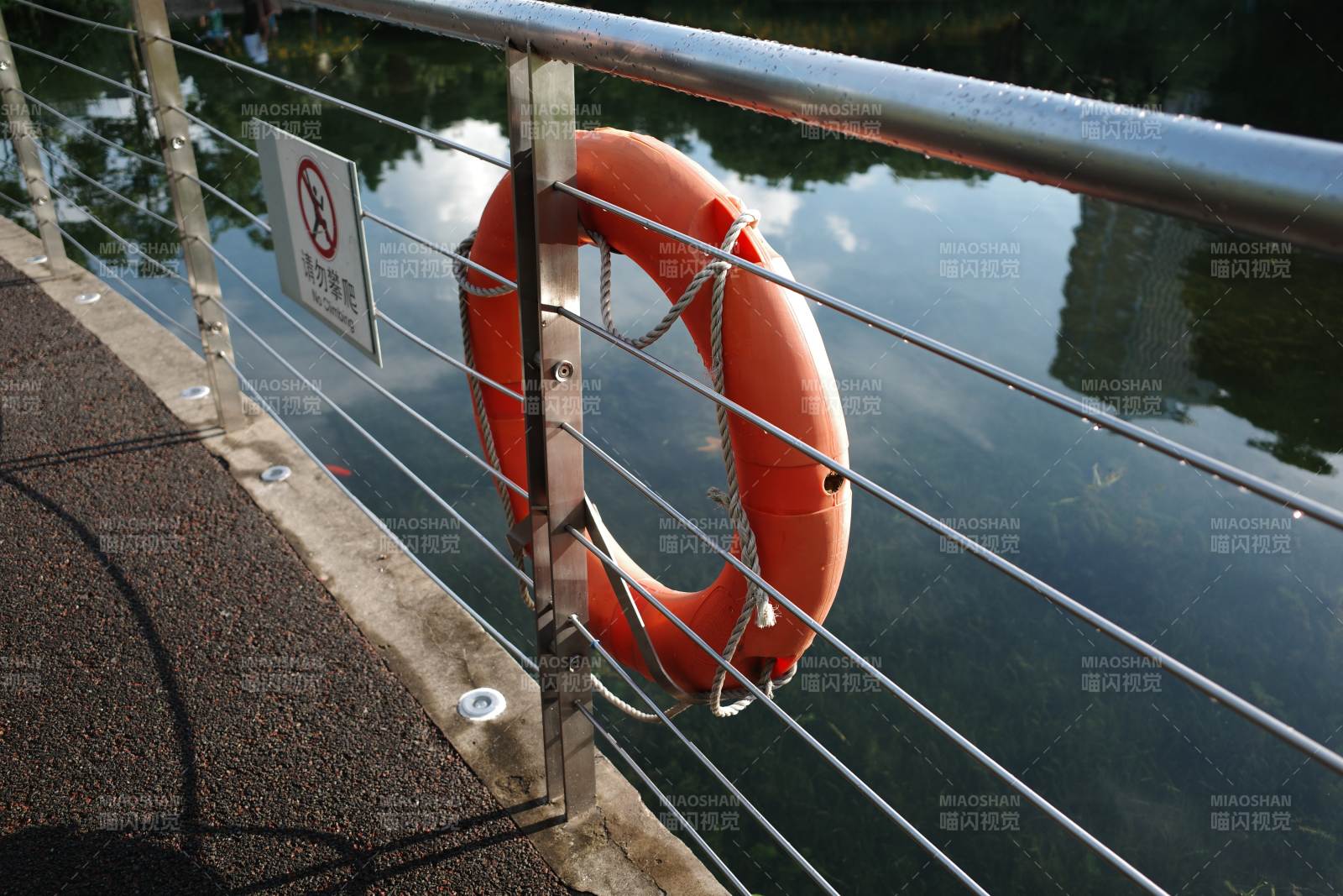 河边护栏与救生圈图片