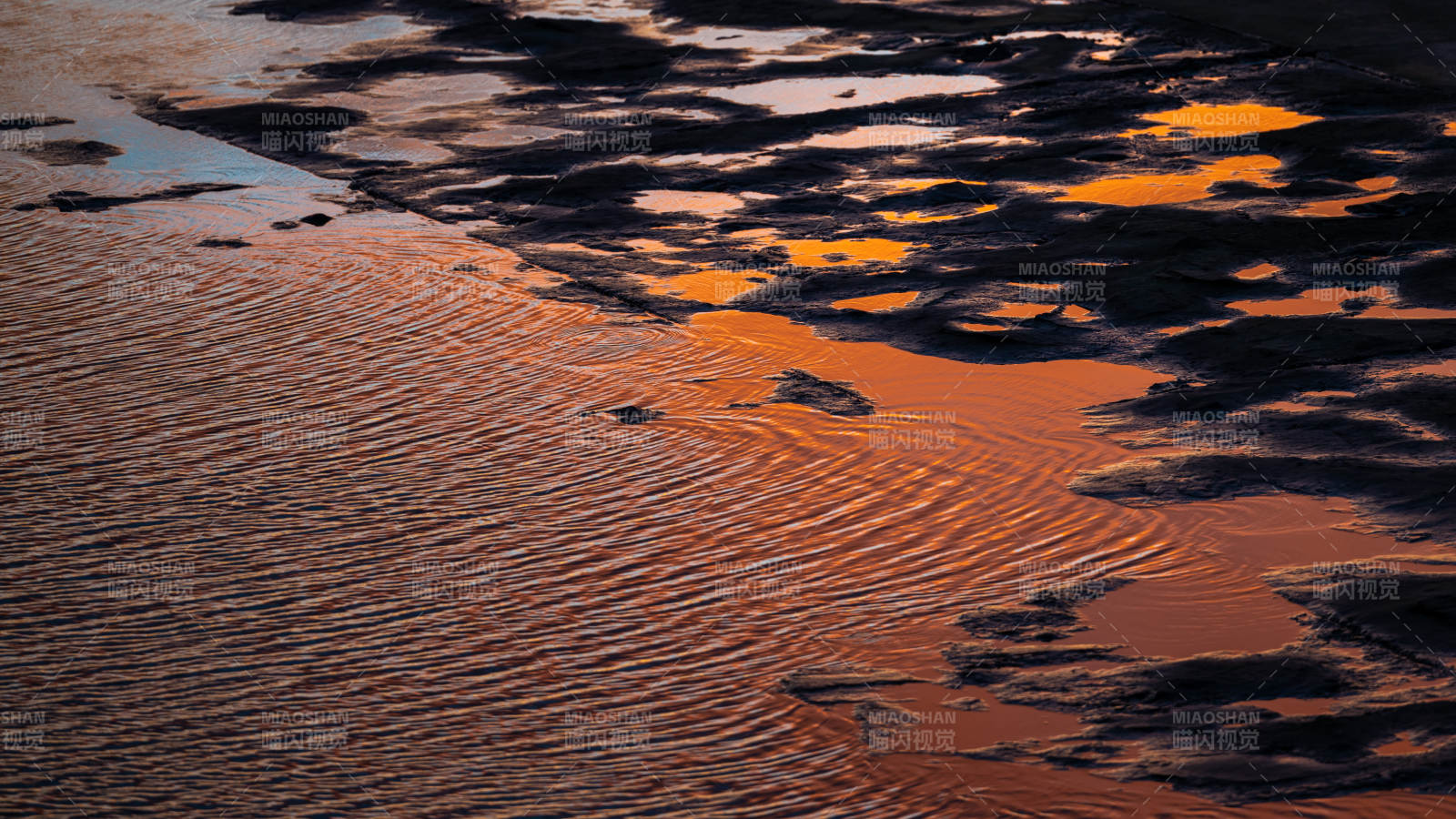 夕阳映水波纹美图片