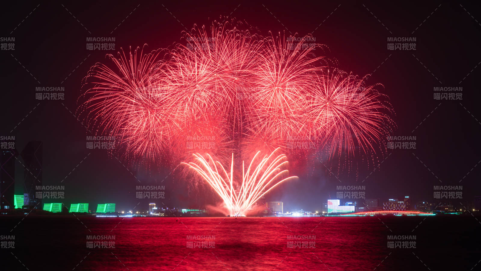夜空绽放的红色烟花图片