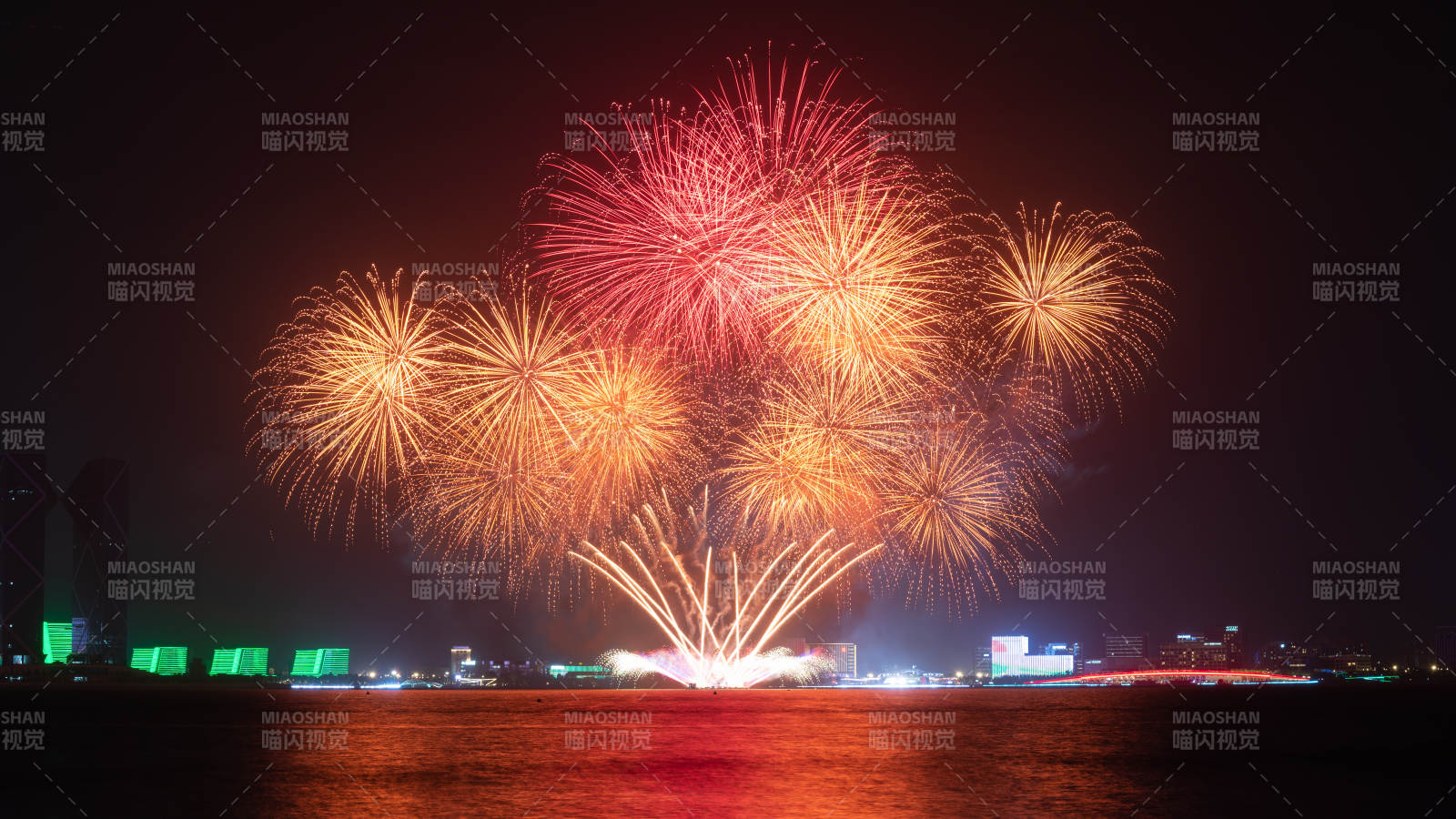 夜空烟花绽放 城市倒影辉煌图片