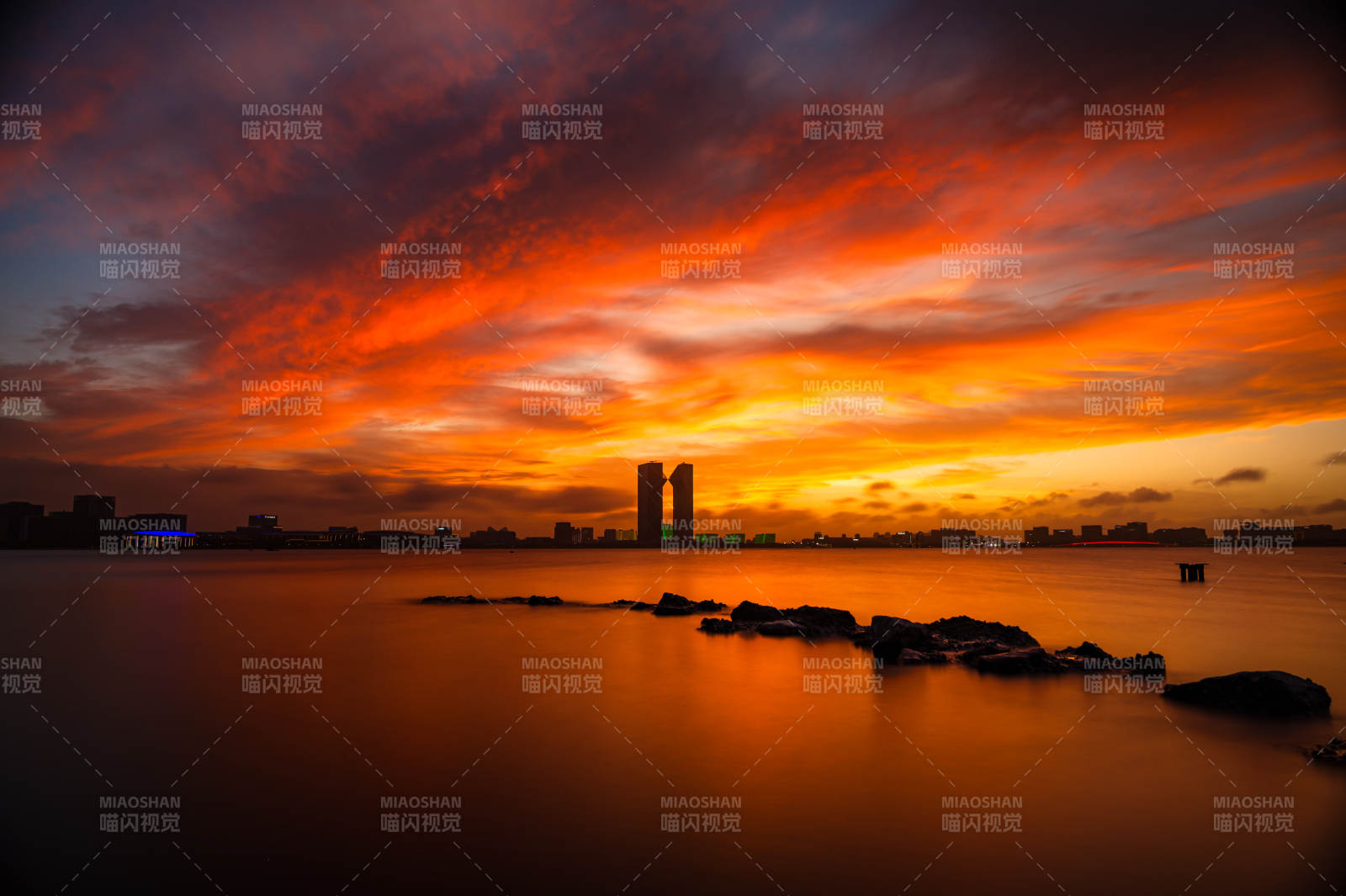 夕阳映水 城市剪影图片