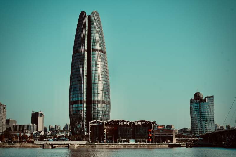 宁波 现代城市高楼与水景图片
