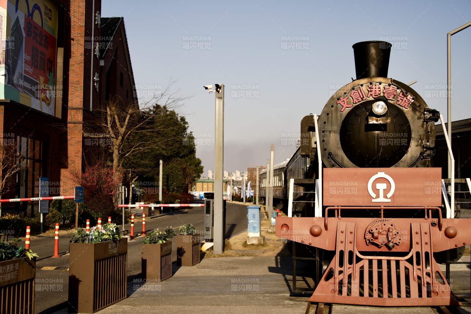 复古火车头与现代街区图片