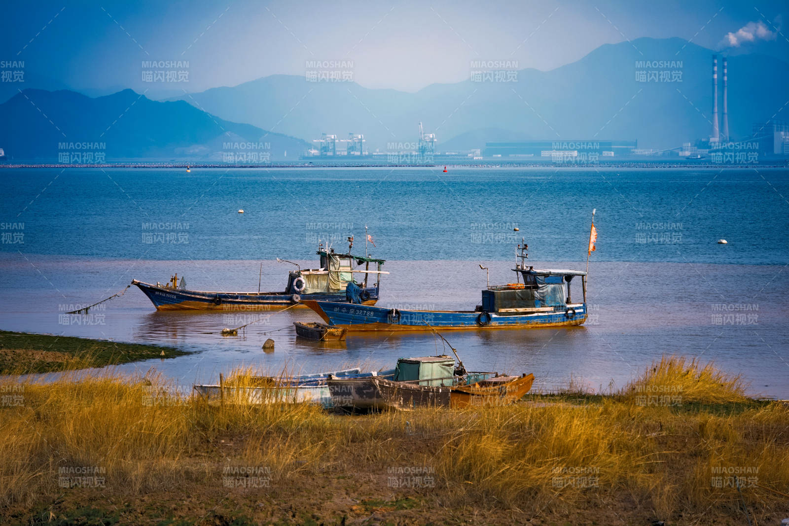 停泊中的渔船图片