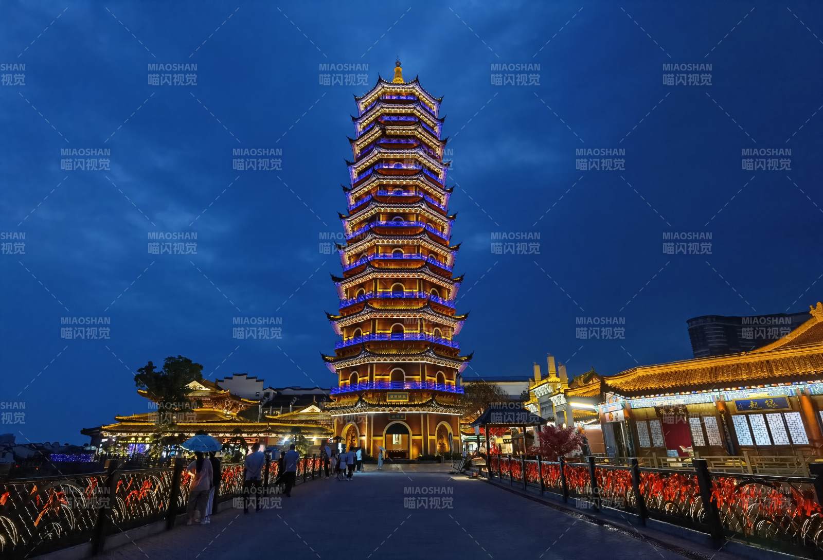 夜景古塔 灯火辉煌（太湖古镇）图片