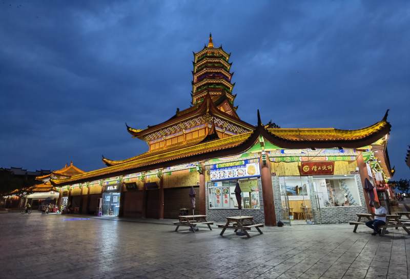 古塔夜景 繁华街市（太湖古镇）图片