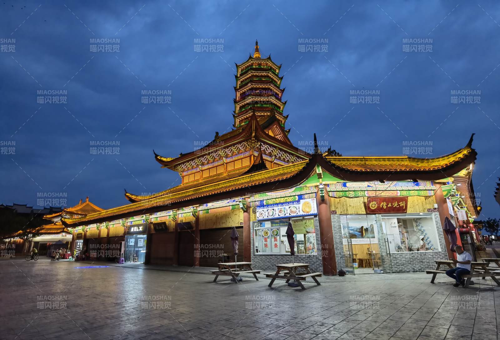 古塔夜景 繁华街市（太湖古镇）图片