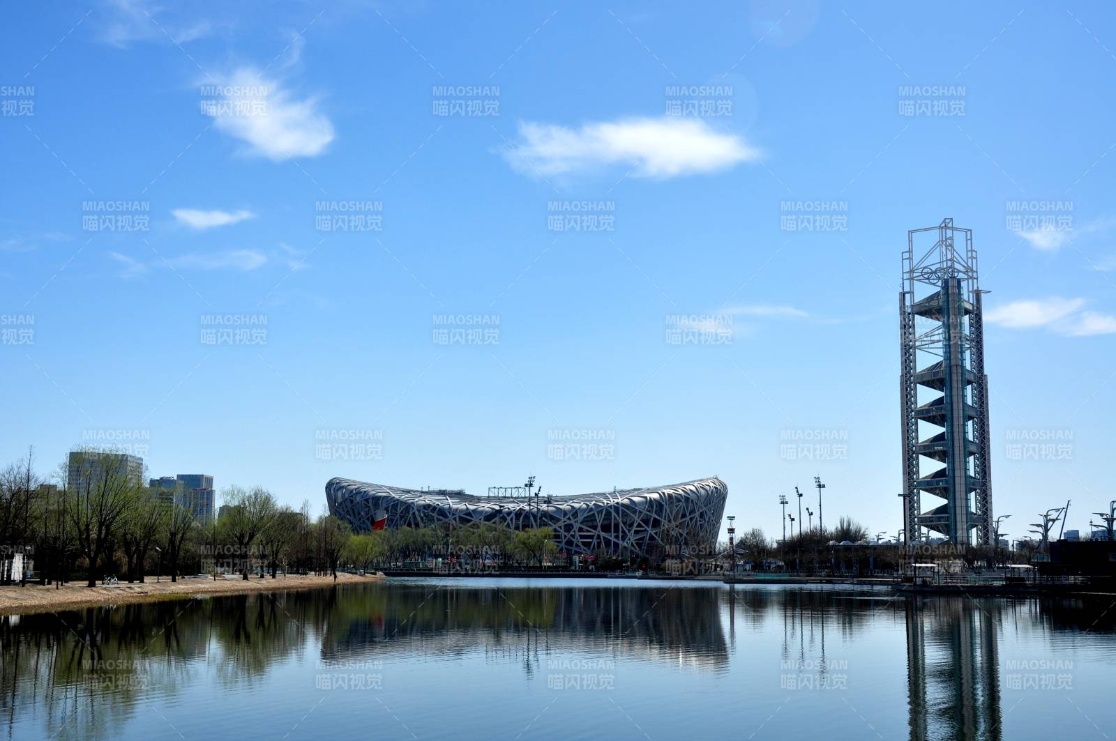 鸟巢与奥林匹克塔倒影图片